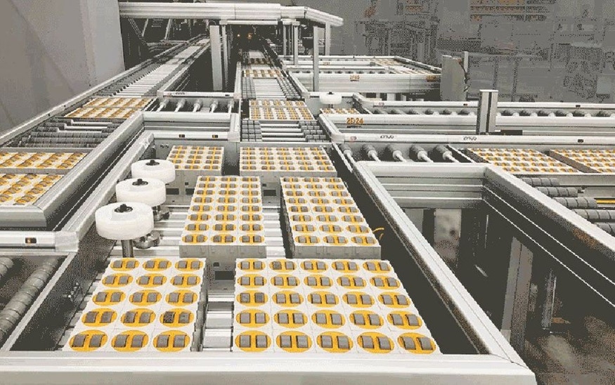 distribution conveyors in a large warehouse, warehouse logistics, integrated logistics, automation equipment, intralogistics solutions,
